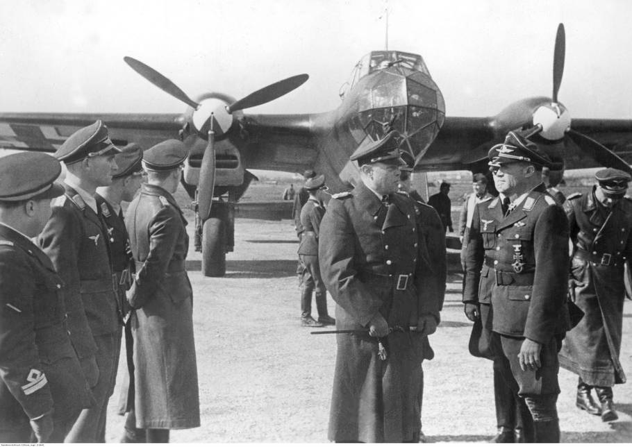 Фельдмаршал Альберт Кессельринг принимает доклад командира разведывательного подразделения Люфтваффе. На заднем плане самолет Дорнье Do 215B